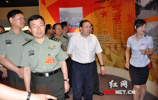 广州军区司令员政委参观红军标语博物馆(图)