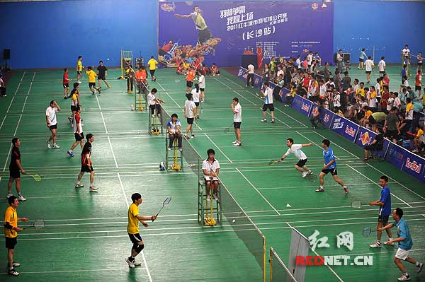国内规模最大业余羽毛球赛事开战长沙(组图)