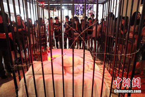 山西大学生毕业展秀<em>裸体</em>行为<em>艺术</em> 表达裸婚主