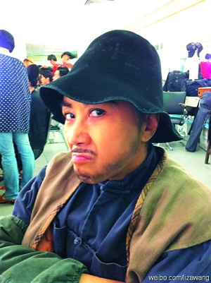 明星微博晒反串照 杜汶泽眼神幽怨胡杏儿横眉