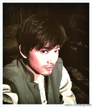 明星微博晒反串照 杜汶泽眼神幽怨胡杏儿横眉