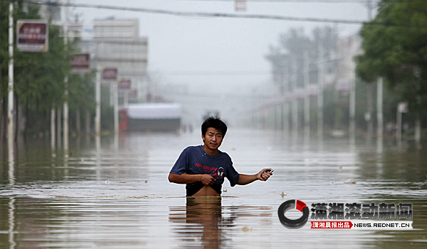 目击:湖北咸宁遭暴雨袭击 市区积水齐腰深[视频
