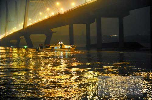 倾覆货船漂移搁置湘潭三大桥 未对桥体构成威