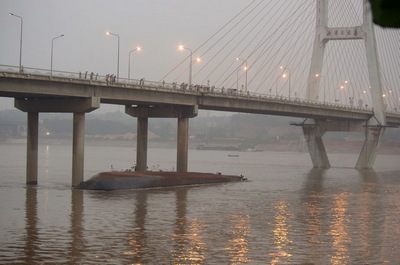 失事货船冲向湘潭三大桥 现搁置在两个桥墩间