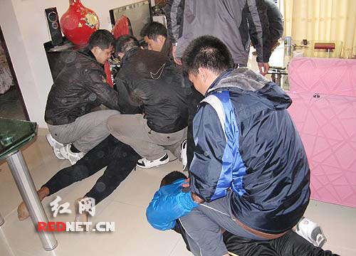 (长沙海关缉私警察抓捕疑犯现场)