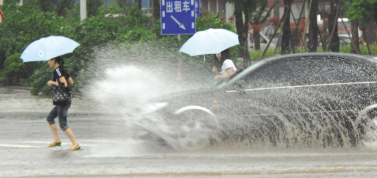 红网 交通频道 > 正文         保持车距雨中行车速度要慢   雨天路面
