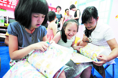 党员和残障孩子温馨结对 孩子请让我来温暖你