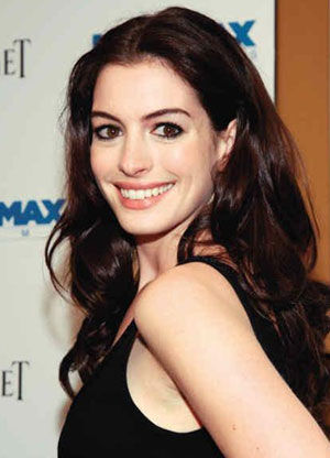 安妮·海瑟薇首度开口谈男友 称爱情按计划进行