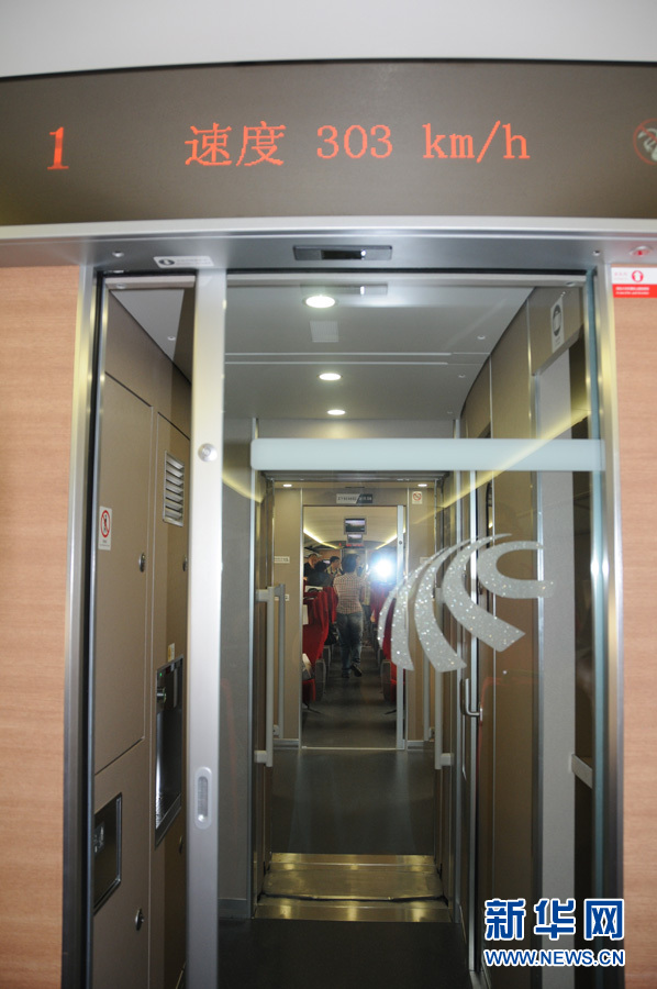crh380al(整列车16个车厢)和由中国北车集团生产的crh380b(红网 中国