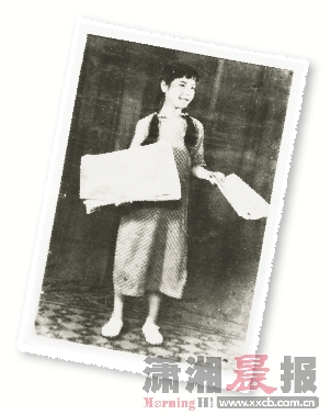 张莹 实习生 张鹭)1933年,上海滩的街头,一个卖报的小女孩第一次唱起