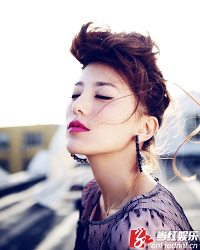 阿兰首登《伊周》杂志封面 俏皮与唯美并存