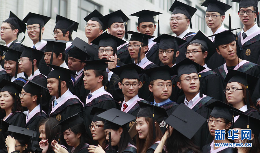 7月5日,北京大学本科毕业生身着学士服合影.