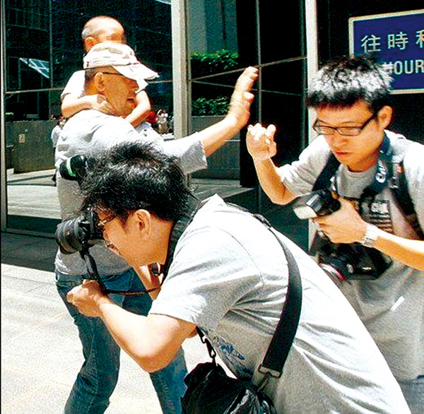 全家香港遭记者追拍,姜文笑着让巴掌飞