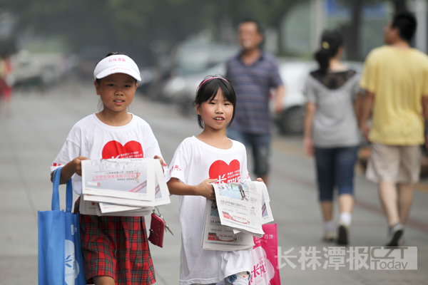 小报童发问"你的报纸多少钱一份[图]