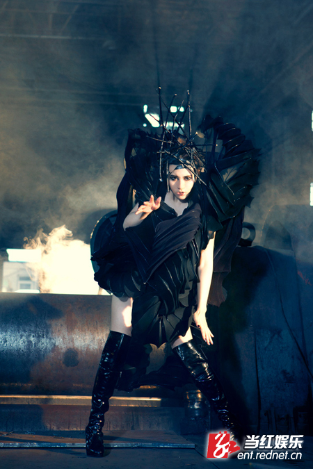 尚雯婕哥特造型演绎重生战神 《阿修罗》MV首