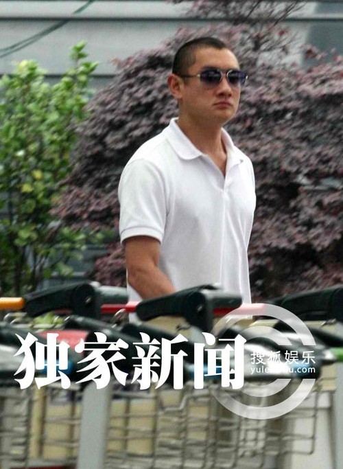 "京城四少"汪雨低调抵沪 名车接送显身家