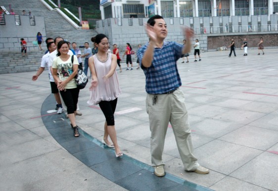 泸溪文化系统举行民族文化进机关活动 干部学跳民族舞