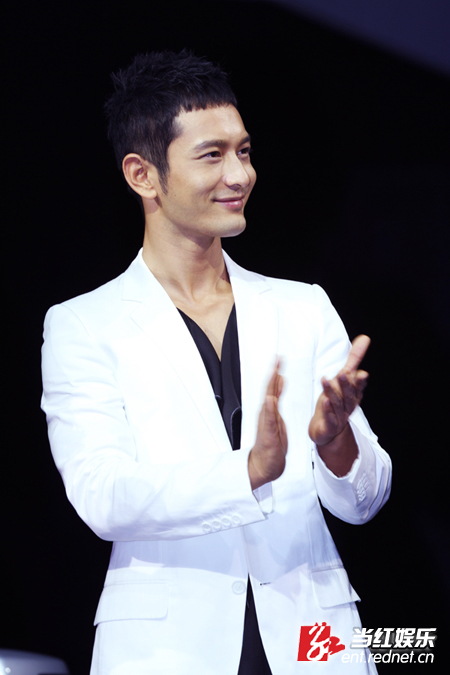 黄晓明携李冰冰亮相 自曝选车就像挑女友(图)