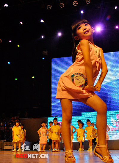 一名女孩身着休闲装在台前摆pose.