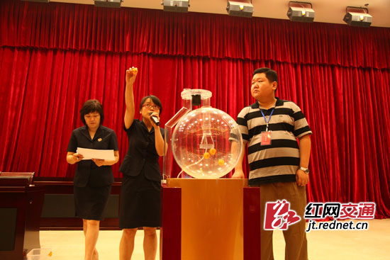 工作人员使用摇号机摇号