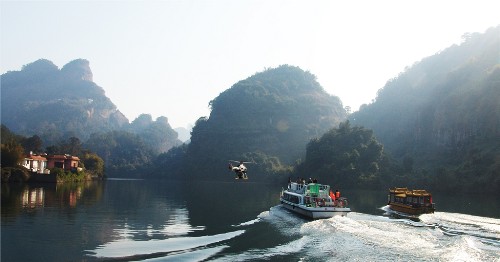 锦江游船;; 中国丹霞山,南华寺,瑶族歌舞,锦江游船,曹溪温泉 标准2天
