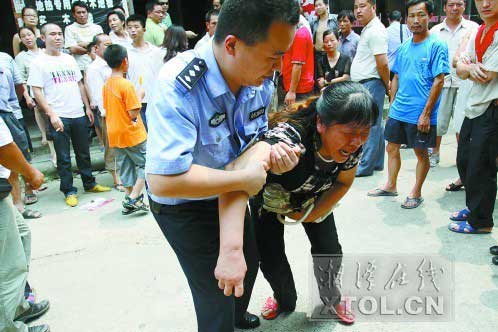 怀疑妻子出轨 男子捅死情敌(图)