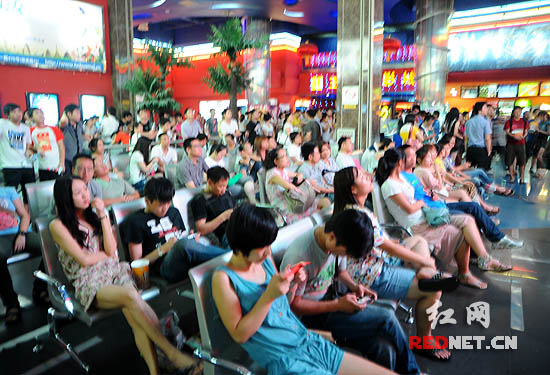 长沙王府井影院大厅内,凌晨已过,仍然有大批影