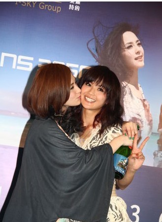 Twins写真集不拍<em>性感</em> 互<em>亲吻</em>显姐妹情深
