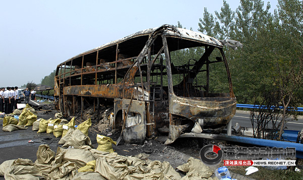 (事故客车已经烧得只剩车架。图/新华社) 22日凌晨4点左右,京珠高速从北向南938公里又700米处,信阳明港附近一辆大客车发生燃烧。 据现场组织救援的河南省安监局局长张国辉介绍,经初步调查,事故发生时,这辆客车共载有乘客47人,除当地紧急救出的6人,其余41人死亡。另据调查,这辆客车荷载人数为35人,属严重超员。但起火原因仍然不明。 据信阳市公安局介绍,救出的6人中,1人重伤,且已被安排在驻马店159医院救治。据医院救治医生介绍,重伤者随时会有生命危险。包括中度烧伤驾驶员在内的