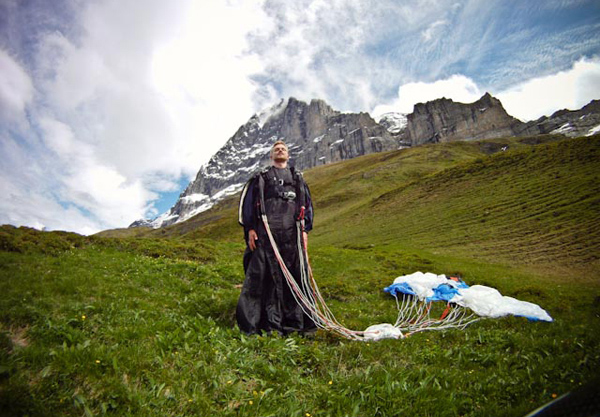 翼装飞行人与自然和谐之美