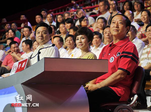 著名相声演员牛群等几位重量级人物坐镇决赛评委席。
