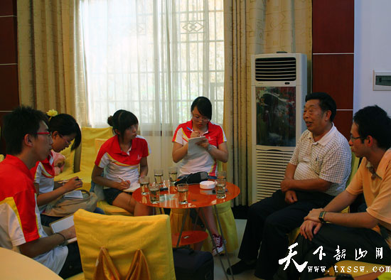 首都大学生记者团韶山行