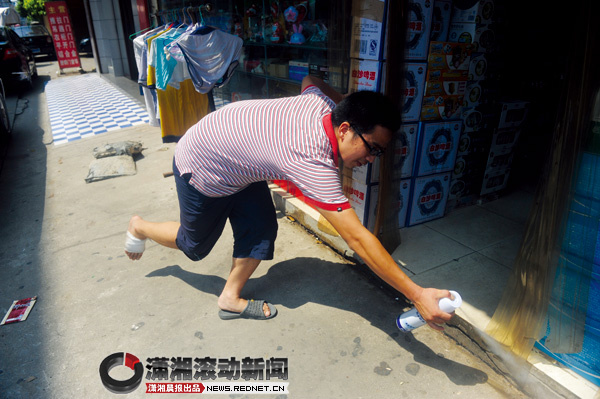 大蜈蚣不停地爬行扭动