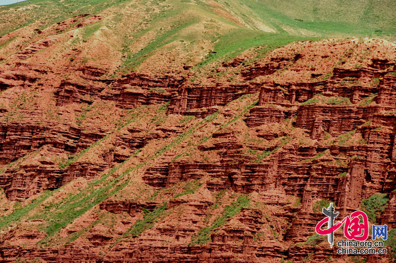 形成孤立的山峰和陡峭的奇岩怪石,是巨厚红色砂,砾岩层中沿垂直节理