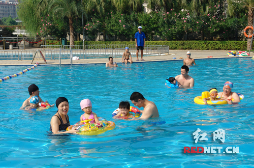 湘潭高新地税开展全家总动员水上趣味运动会