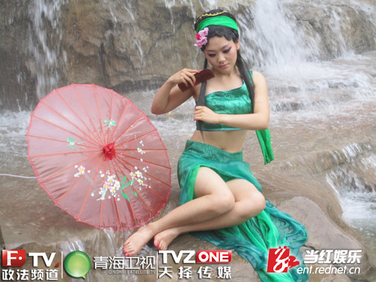 花儿效仿<em>快女</em>拍湿身<em>MV</em> 青蛇造型妖气冲天