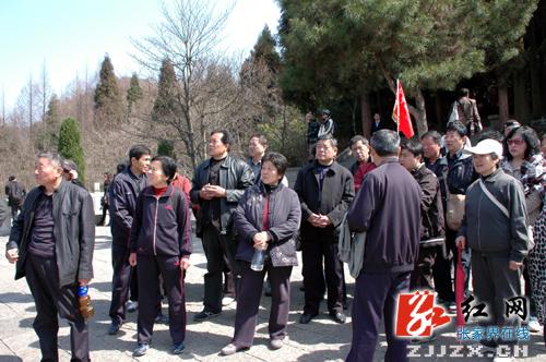 北京老年旅游团在天子山景区游览