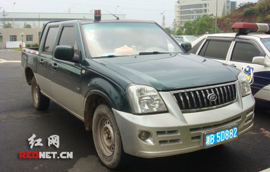 皮卡上的警灯强制拆除并收缴