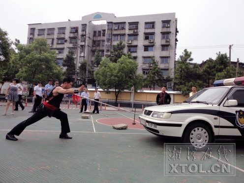 湘潭一交警身怀绝技 用长矛刺喉推汽车(图)