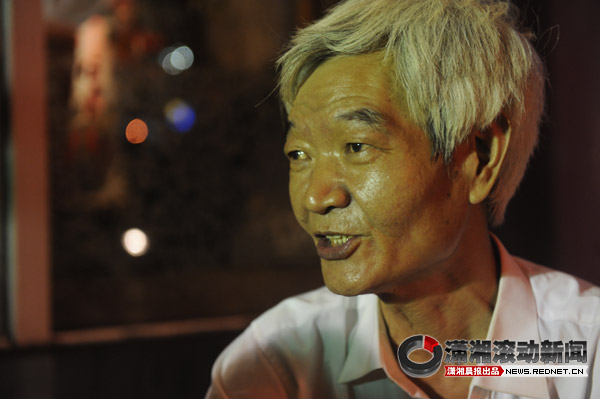 陈伯炒股炒到长沙街头 拉小提琴卖艺还债图]