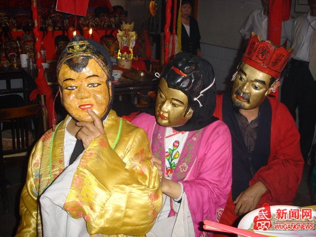 (武冈傩戏) 武冈傩戏 在老一代武冈人嘴里,傩戏被称作鬼戏,是最古老的一种祭神跳鬼、驱瘟避疫、表示安庆的娱神舞蹈。清代被称为湘中五子的武冈人邓绎有过这样绘声绘色的描述:里门咚咚喧大鼓,诸巫齐作胡旋舞,大巫喃喃如唱歌,小巫屡舞还婆娑。巫歌巫舞令神喜,神君欲来满堂起。主人敬神百不扰,如天之福姿汝求。黄羊为牲白犬血,一一神前遍罗列。东方响明灯烛辉,纸钱悉悉随风飞。诸神醉饱出门去,明日迎神向他飞。由此可见,武冈傩戏约在清代中叶已盛行境内。 然,武冈傩戏的起源始自唐代。相传一位侯王闻