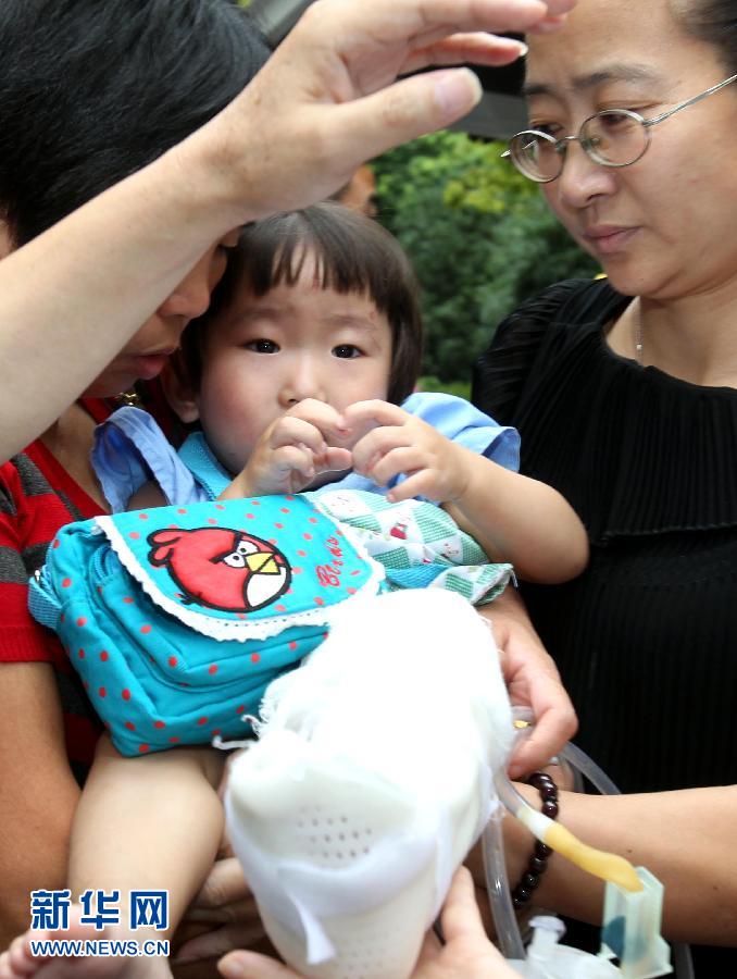 温州动车事故中受伤小伊伊抵沪治疗