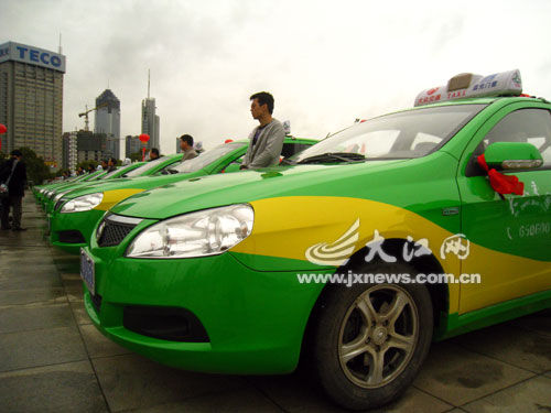 图二：南昌市投入使用的新能源出租车。（资料图）