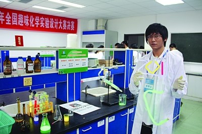 高中生痴迷化学自修大学课程 家中自建实验室