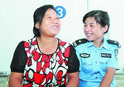 湘潭:十年相助 女交警与农妇演绎姐妹情