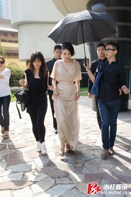 张雨绮上海出席活动 专人撑伞保镖护驾气场十
