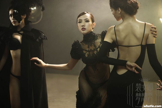 [<em>美女</em>]装女郎梦想秀黑白大片