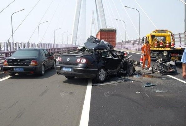 小心卡车 远离世界上最恐怖"斩首"车祸(图)