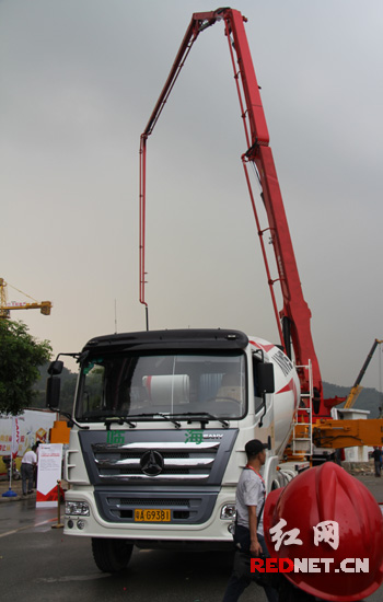 三一重工72米世界最长臂架泵车落户广州(组图