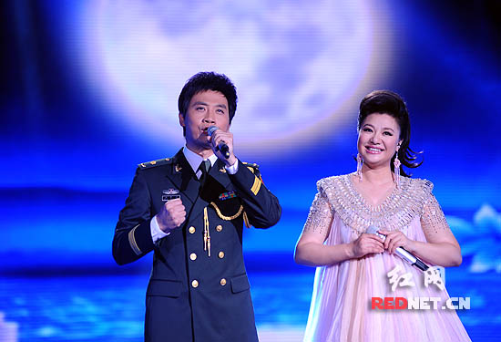 王丽达携丈夫回湘登台 宣布已经怀孕4个月(组